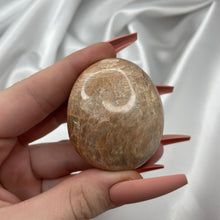 Load image into Gallery viewer, Peach Moonstone Palmstone “G”
