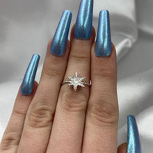 Load image into Gallery viewer, Size 7.5 Sterling Silver Snowflake Ring

